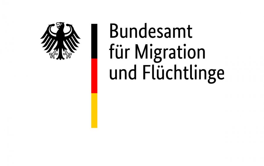 Logo des deutschen Bundesamts für Migration und Flüchtlinge mit einem schwarzen Adler, den Farben der deutschen Flagge und dem deutschen Text "Bundesamt für Migration und Flüchtlinge".